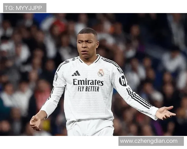 足球球星因伤倒地跪下瞬间引发球迷热议成为赛场新焦点